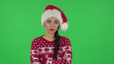 Noel Baba şapkalı tatlı kızın portresi sıkıcı bilgileri dinliyor. Yeşil Ekran