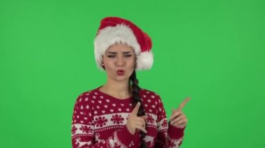 Noel Baba şapkalı tatlı kızın portresi komik dans ediyor. Yeşil Ekran