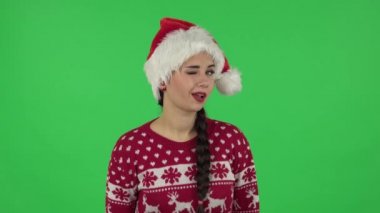 Noel Baba şapkalı tatlı kızın portresi tabelayı düzeltiyor.