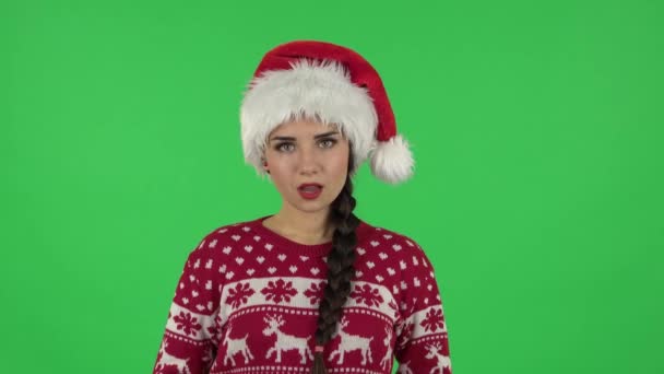 Ritratto di ragazza dolce in cappello di Babbo Natale sta dicendo wow, sventola la testa con approvazione e mostrando pollice come. Schermo verde — Video Stock