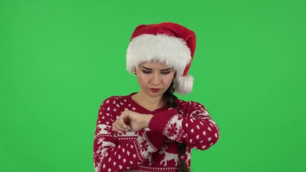 Портрет солодкої дівчини в капелюсі Санта Клауса чекає і сердиться. Зелений екран — стокове відео