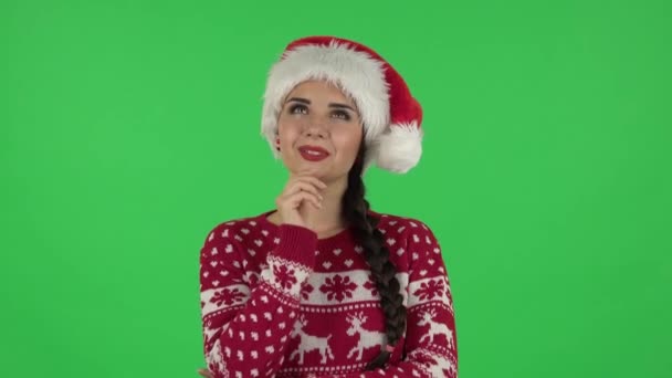 Ritratto di ragazza dolce in cappello di Babbo Natale è sognare ad occhi aperti e sorridere alzando lo sguardo. Schermo verde — Video Stock
