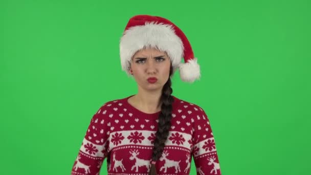 Portret van een lief meisje in de kerstman hoed geïrriteerd gebaar in stress uiten van irritatie. Groen scherm — Stockvideo