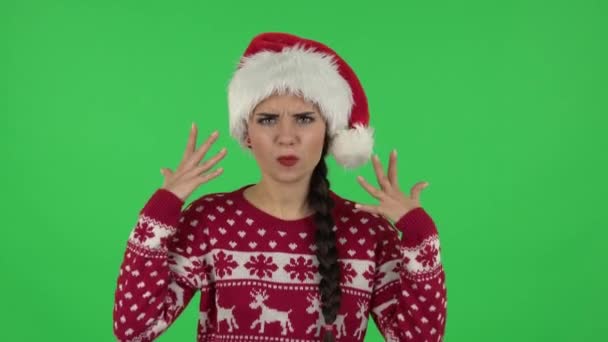 Портрет солодкої дівчини в Санта-Клаусі дратував жест у стресі, виражаючи роздратування і гнів. Зелений екран — стокове відео
