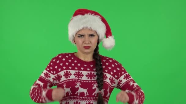 Портрет милой девушки в шляпе Санта-Клауса раздражал жестом в стрессе, выражая раздражение и гнев. Зеленый экран — стоковое видео