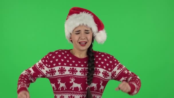 Portret słodkiej dziewczyny w kapeluszu Świętego Mikołaja krzyczy. Zielony ekran — Wideo stockowe