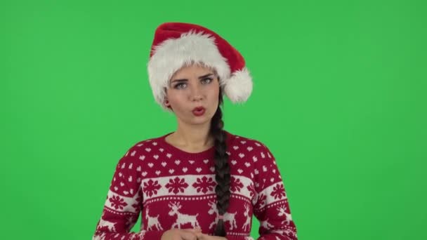 Πορτρέτο του sweety κορίτσι στο καπέλο Santa Claus ακούει με προσοχή και δείχνοντας το δάχτυλο στο θεατή. Πράσινη οθόνη — Αρχείο Βίντεο
