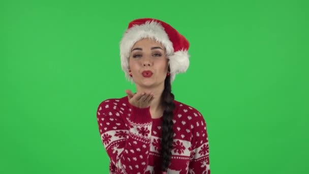Porträt eines süßen Mädchens mit Nikolausmütze bläst Kuss. Grüner Bildschirm — Stockvideo