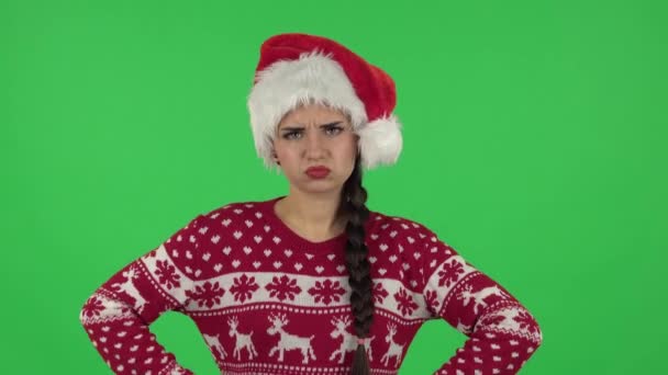 Słodziutka dziewczyna w czapce Świętego Mikołaja grozi pięścią. Zielony ekran — Wideo stockowe