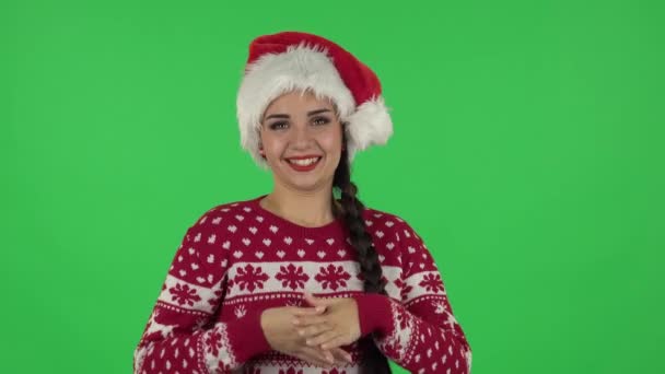 Портрет милой девушки в шляпе Санта-Клауса в предвкушении волнений, затем разочарованный и расстроенный. Зеленый экран — стоковое видео