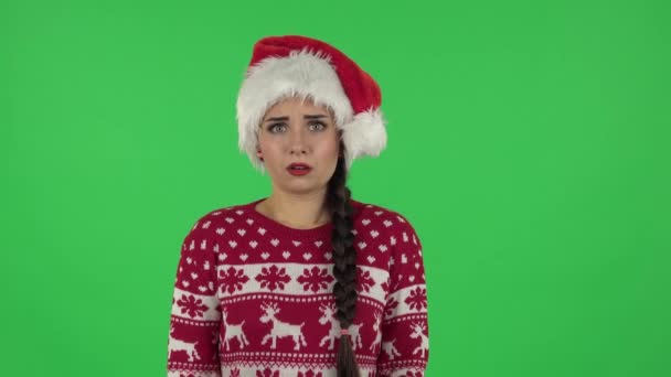Noel Baba şapkalı tatlı kızın portresi korku ve dehşetle bekliyor. Yeşil Ekran — Stok video