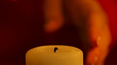 Kadın festival masasında mum yakıyor. Noel 'i ya da yeni yılı kutlamaya hazırlanıyorum. Bulanık arka plan. Az ışık. İç detayları kapat. Yavaş çekim.