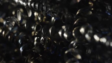 Demir, alüminyum ya da çelik gibi metal talaşlarının makro görüntüsü. Metal talaşı. Kıvırcık metalik spiraller, endüstriyel geri dönüşüm. Bükülmüş spiral çelik talaşlarını kapatın. Yavaş çekim.