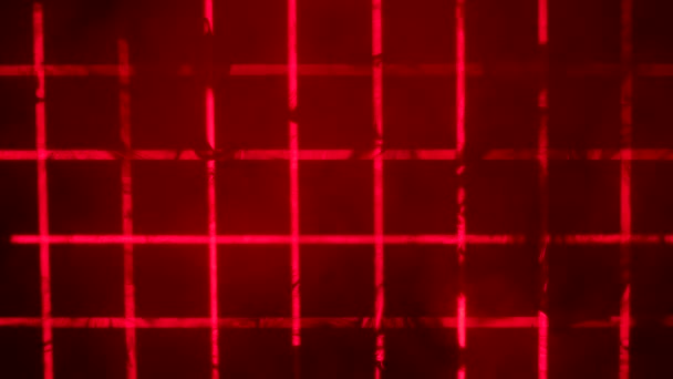Rote Laserstrahlen von Bühnenlichtern erzeugen in einem dunklen Studio mit dicken Rauchwolken ein kariertes Muster. Beleuchtungsanlagen. Lichteffekte. Show der Bühnenhologramme. Aus nächster Nähe. Zeitlupe. — Stockvideo