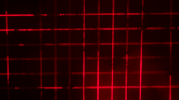 무대 조명에서 나오는 붉은 레이저 광선은 짙은 연기 구름 이 있는 어두운 스튜디오에서 검은 무늬를 만들어 낸다. 조명 장비. 조명 효과. 무대 홀로그램보여 주 세요. 닫아. 느린 동작. — 비디오