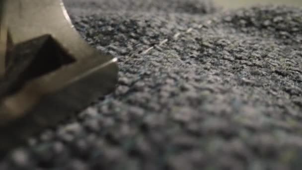 用缝纫机缝制灰色毛织物时,脚和针头的运动.缝纫机的银压脚把织物压下去，用针缝制。靠近点慢动作. — 图库视频影像