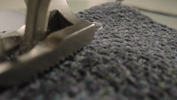 Prensatelas de una máquina de coser con aguja sumergida en tejido de lana gris. Equipo de costura industrial para coser y reparar ropa, producción de fábrica, hobby, sastrería. En cámara lenta. De cerca.. — Vídeos de Stock