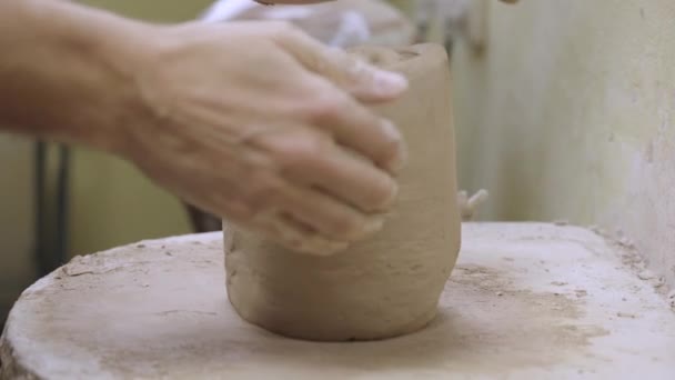 De pottenbakkers kneden en vormen zachte, natte witte klei. Bereiding van klei materiaal voor het maken van handgemaakte potten. Aardewerk in het proces van close-up. Hand beeldhouwen klei in slow motion. — Stockvideo