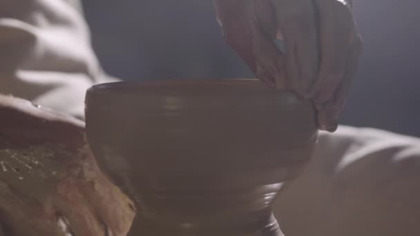 En keramiker skulpterar mjuk lera med våta händer, skapar handgjorda keramiska kreativa kruka, roterande på keramiker hjul. Clay forma och skulptera, närbild hand kreativt arbete i workshopen. Långsamma rörelser. — Stockvideo