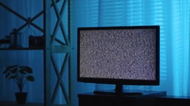 Statik gürültü dinamik dokusu kar, taneli. Siyah beyaz kar sesi efekti. Görsel hasarlar, arızalar, bozulmalar, parazitler, televizyondaki titreşimler. Kapatın. Yavaş çekim.