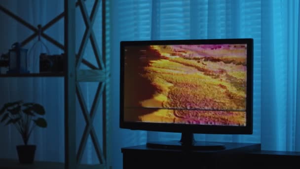 TV met achtergrondschade en beeldstoring. Er verschijnen vervormde horizontale lijnen op het tv-scherm. Glitch fout video schade. Slechte interferentie. Gebroken antenne. Digitale storingen. Sluit maar af. Langzame beweging — Stockvideo