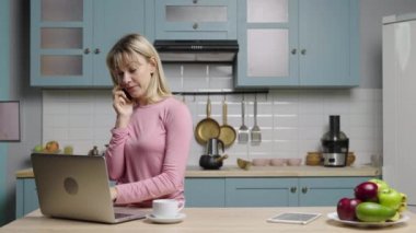 Gülümseyen kadın etkili telefonda konuşuyor, dizüstü bilgisayar ve tablet üzerinde çalışıyor. Kadın blogcu sosyal medya ve video blogu için hikayeler çekiyor. Çevrimiçi yayın. Ağır çekim hazır, 4K 59.97 fps 'de..