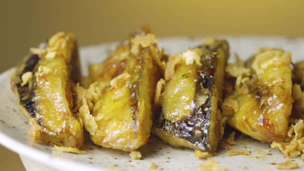 Kamera pánve přes křupavé plátky lilku tempura s horkým kořením a třtinovým sirupem, zblízka. Asijská kuchyně, japonská kořeněná zelenina. Čínské národní ručně vyráběné jídlo. Restaurace podávána. Zpomalený pohyb. — Stock video