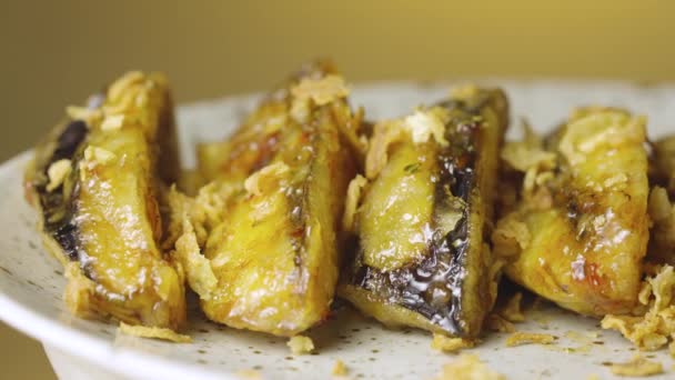 Filmez les tranches de tempura d'aubergines croustillantes avec des épices chaudes et du sirop de canne, fermez. Plat de cuisine asiatique, légumes japonais épicés. Plat national chinois fait main. Restaurant servi. Mouvement lent. — Video