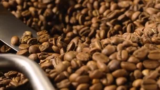 Διαδικασία ψησίματος σε βιομηχανική μηχανή ψησίματος καφέ σε εργοστάσιο. Ανακατεύω καβουρδισμένους κόκκους καφέ. Αρωματικά καφέ φασόλια στροβιλίζονται από κοντά. Φαγητό και ποτό φόντο για καφέ. Αργή κίνηση. — Αρχείο Βίντεο