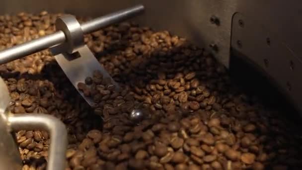 咖啡烘焙机在咖啡烘焙过程中的应用.烘烤纺丝冷却专业机器和咖啡豆运动关闭在工厂。咖啡店的食品和饮料背景.慢动作. — 图库视频影像