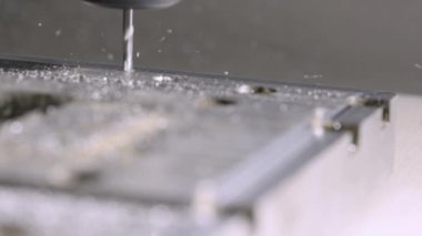 Otomatik cnc fabrikada metal işçiliği kesen bir makineye dönüşüyor. Metal işi, üretim konsepti. Metal işçiliği elektrikli bir makine tarafından düzenlenir. Ağır çekim. Kapat..