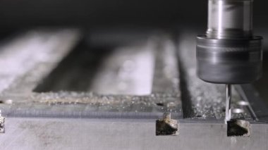 Otomatik cnc fabrikada metal işçiliği kesen bir makineye dönüşüyor. Metal işi, üretim konsepti. Metal işçiliği elektrikli bir makine tarafından düzenlenir. Ağır çekim. Kapat..