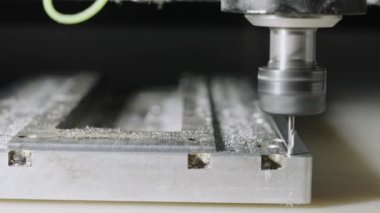Otomatik cnc fabrikada metal işçiliği kesen bir makineye dönüşüyor. Metal işi, üretim konsepti. Metal işçiliği elektrikli bir makine tarafından düzenlenir. Ağır çekim. Kapat..