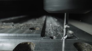 Otomatik cnc fabrikada metal işçiliği kesen bir makineye dönüşüyor. Metal işi, üretim konsepti. Metal işçiliği elektrikli bir makine tarafından düzenlenir. Ağır çekim. Kapat..
