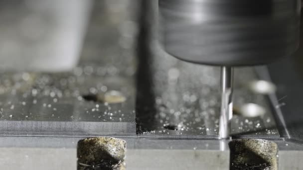 Automatisk CNC svarvning fräsmaskin skära metall arbetsstycke med spån på fabriken. Metallbearbetning, tillverkningskoncept. Metallarbetsstycket bearbetas av en elektrisk maskin. Sakta i backarna. Närbild. — Stockvideo