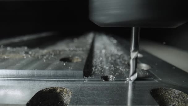 Torneamento automático cnc fresadora de corte de peça de metal com aparas na fábrica. Metalurgia, conceito de fabrico. A peça de metal é usinada por uma máquina elétrica. Movimento lento. Fechar. — Vídeo de Stock