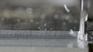 CNC matkabı ile torbalama sırasında alüminyumdan bükülmüş metal parçaları uçar. Yüksek teknolojili bir makine atölyesinde çeliği kesme sürecinde olan bir değirmen makinesi. Detayları kapat. Yavaş çekim.