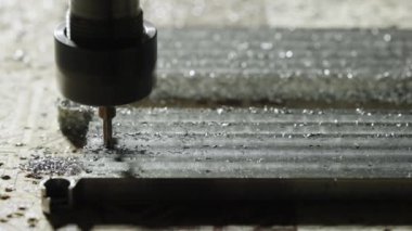 Cnc makineleri değirmeni. Atölyedeki değirmen makinesindeki metal işleme aletlerini kesiyorum. Metal fabrikası. Bir fabrikada metal parçaları üretiyor. Detayları kapat. Yavaş çekim.