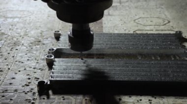 Cnc makineleri değirmeni. Atölyedeki değirmen makinesindeki metal işleme aletlerini kesiyorum. Metal fabrikası. Bir fabrikada metal parçaları üretiyor. Detayları kapat. Yavaş çekim.