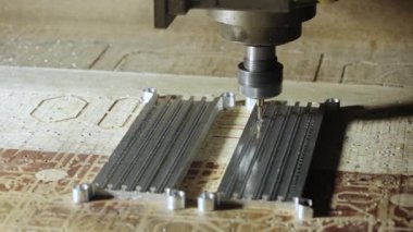 Makine mühendisliği, endüstri ve imalat için metalik ürün üretimi. Metal fabrikası kapanıyor. Fabrikada metal parçaları üretiyor. Metal işçiliği için makine aletleri. Yavaş çekim