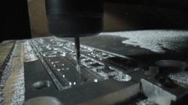 Metal fabrikası. Sondaj çeliği, yavaş çekim. Sondaj makinesi metali işliyor, şekli kesiyor. Detayların modern işleme teknolojisi. Endüstriyel detayları kapatıyoruz.