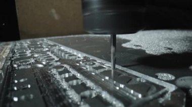 Metal fabrikası. Sondaj çeliği, yavaş çekim. Sondaj makinesi metali işliyor, şekli kesiyor. Detayların modern işleme teknolojisi. Endüstriyel detayları kapatıyoruz.