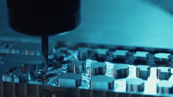 Fresatrice per la lavorazione dei metalli. Acciaio di perforazione, rallentatore. La perforatrice elabora il metallo, taglia la forma. Moderna tecnologia di elaborazione del dettaglio. Rendere i dettagli industriali da vicino in luce blu. — Video Stock