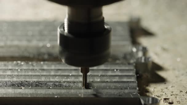 Fraisage usinage cnc. Outil de découpe traitant les détails métalliques sur la fraiseuse en atelier. Fraiseuse de travail des métaux. Produit des pièces métalliques dans une usine. Gros plan sur le détail. — Video