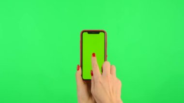 Kadının elinde çalışma alanı olan cep telefonu var. Yeşil arka planda ekran görüntüsü var. Kadın eli dokunuyor, tıkırdıyor, tıkırdıyor, kayıyor, kaydırıyor, yakınlaştırıyor, uzaklaştırıyor. Reklam alanı. Şablon yeri. Kapat..