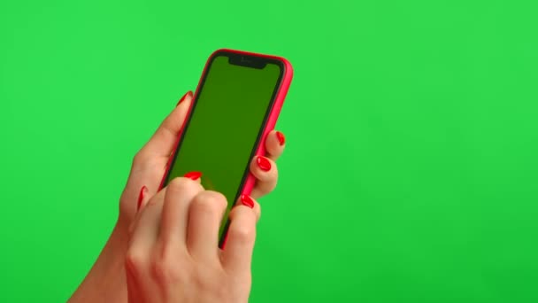 在绿色背景下，女性手持带有工作空间模拟屏幕的手机。女性的手触摸，点击，点击，滑动，滑动，滑动。广告区。模板位置为您的文字或图像.靠近点 — 图库视频影像