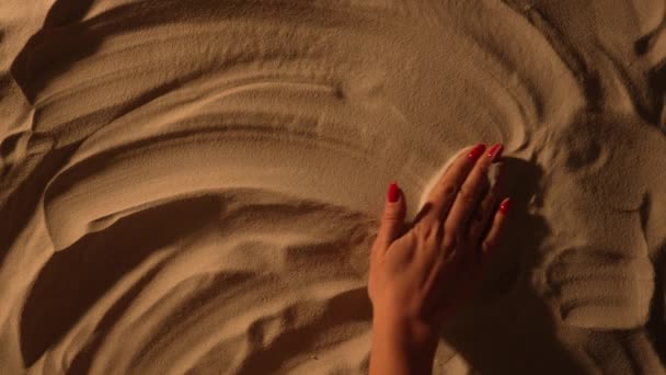 Vrouwelijke hand glad zandige oppervlak en tekening inscriptie Vibes. Close-up van de vrouwelijke hand is schilderen op het zand. Zomervakantie aan zee, vakantie genieten van het strand. Toeristisch seizoen. Langzame beweging. — Stockvideo