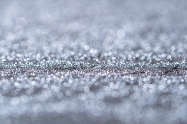 Bir üretim ya da fabrikada sondaj, değirmen ya da dönme makinesi üzerinde çalıştıktan sonra parlak çiplerin parçacıkları. Çelik hurda malzemeleri geri dönüşüm. Bokeh efektli metalik tozu kapat.