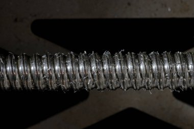 Parlak metal talaşlı bir değirmen makinesinin matkabı. Makine mühendisliği, endüstri ve imalat için metalik ürün üretimi. Fabrikada metal parçaları üretiyor..