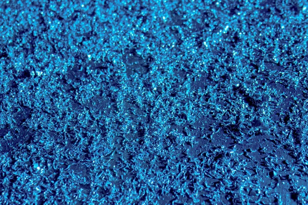 Particles of shiny chips after working out drilling, milling or turning machine in production or factory. Steel scrap materials recycling. Close up of metallic dust in blue light. — Stock Photo, Image